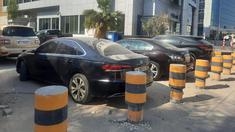 Pemandangan tak biasa terlihat di pinggir jalanan yang terletak di Kota Doha, Qatar saat Bola.com melakukan peliputan langsung Piala Dunia 2022. Banyak mobil-mobil mewah yang terparkir berjejer namun terlihat sangat kotor. (Bola.com/Hendry Wibowo)