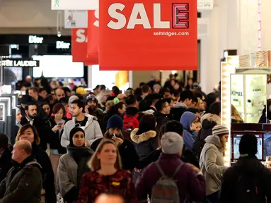 Para calon pembeli mencari barang murah selama Boxing Day di Selfridges, London, Rabu (26/12).  Pada Boxing Day ini, hampir semua toko yang memberikan pesta diskon diserbu para pembeli dan terjadi antrean panjang.  (Isabel Infantes/PA via AP)
