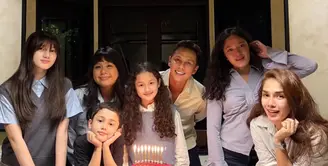 Ussy dan Andhika suasana perayaan ulang tahun Sheva digelar sederhana dan hangat bersama keluarga. Ussy Sulistiawaty dan Andhika Pratama bersama lima anak tampil kompak dengan busana yang dikenakan. [@ussypratama]