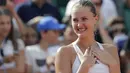 Kristina Mladenovic merayakan kemenangan atas petenis Italia, Sara Errani pada ajang tenis di Roland Garros 2017, Prancis Terbuka, Paris, (31/5/2017). (AFP/Thomas Samson)