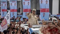 Calon Presiden nomor urut 2 Prabowo Subianto menyapa para pendukungnya dalam sebuah rapat umum kampanye di Medan, Sumatra Utara, Sabtu, 13 Januari 2024. (AP Photo/Binsar Bakkara)