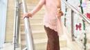 Atalia Praratya tampil feminin dengan kebaya modern berwarna pink. Mendampingi Ridwan Kamil, ibu Cinta tampil cantik dengan makeup bernuansa pink [instagram/ataliapr]