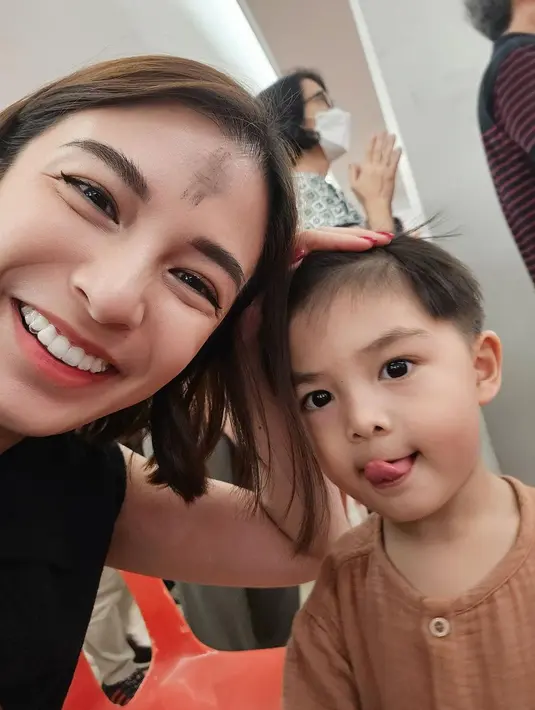 Di foto lainnya bersama sang ibu, Dante terlihat menikmati sangat menikmati momen Rabu Abu bersama keluarga. [Foto: Instagram/chelseaoliviaa]