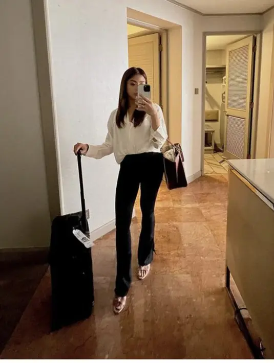 Di saat menjalani bisnis trip, ia juga memilih pakaian yang formal namun tetap minimalis. Kemeja dan celana bahan jadi pilihan sempurna. [Foto: Clarissatanoe/Instagram].