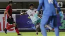 Pemain Timnas U-17 Indonesia, Habil Abdillah Yafi (tengah) berebut bola dengan Husam Alshaer (Palestina U-17) pada Kualifikasi Grup B Piala Asia U-17 2023 di Stadion Pakansari, Kab. Bogor, Jawa Barat, Jumat (7/10/2022). Kemenangan atas Palestina memperbesar peluang timnas U-17 Indonesia lolos ke Piala Asia U-17 2023. (Liputan6.com/Helmi Fithriansyah)