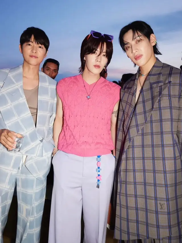 Gaya Hot Daddy Song Joong Ki di Show Perdana Louis Vuitton Karya Pharell Williams