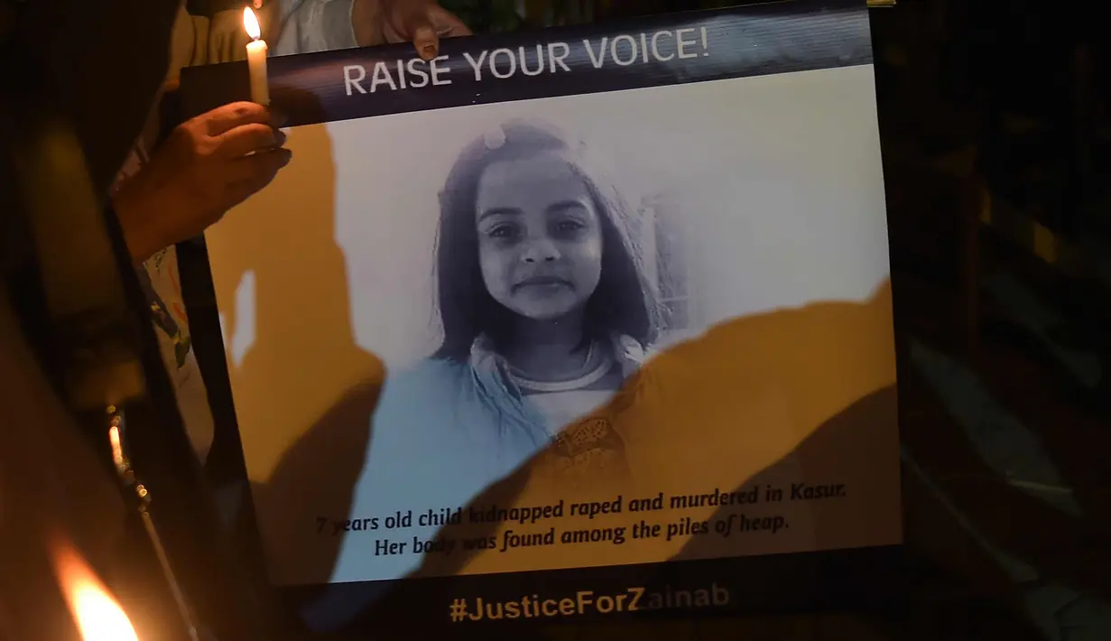Foto Zainab Ansari, gadis 8 tahun yang diculik, diperkosa dan dibunuh di kota Kasur di Islamabad, Pakistan (11/1). Dua orang tewas dan tiga lainnya cedera dalam bentrokan antara warga Kasur dan petugas atas kematian Zainab. (AFP Photo/Banaras Khan)