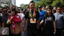 Pasangan Cagub dan Cawagub DKI Jakarta, Agus Harimurti Yudhoyono ditemani Istri Anisa Pohan dan Sylviana Murni menyapa warga Jakarta saat berlangsungnya Car Free Day (CFD) di kawasan Bundaran HI, Minggu (2/10). (Liputan6.com/Johan Tallo)