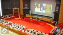 Jokowi memberikan pemaparan kepada peserta Rapim TNI 2017 di Mabes TNI Cilangkap, Jakarta, Senin (16/1). Rapim ini bertujuan memberikan informasi kondisi yang berkaitan dengan pelaksanaan tugas-tugas TNI pada tahun 2016. (Liputan6.com/Angga Yuniar)