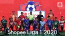 Pemain dan wasit mengenakan jersey untuk Shopee Liga 1 2020 saat acara Launcing di Hotel Fairmont, Jakarta, Senin (24/2/2020). Shopee Liga 1 2020 diikuti 18 klub terbaik Indonesia. (Liputan6.com/Johan Tallo)