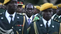 Presiden Zimbabwe Robert Mugabe pada upacara pelantikannya di State house di Harare, Zimbabwe, 2008. (Tsvangirayi Mukwazhi / AP)