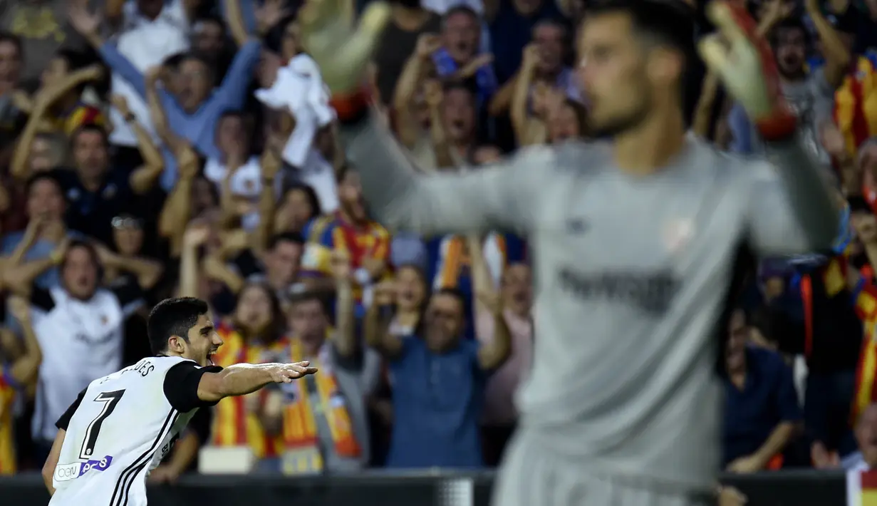 Gelandang Valencia, Manuel Guedes, melakukan selebrasi usai mencetak gol ke gawang Sevilla pada laga La Liga Spanyol di Stadion Mestalla, Sabtu (21/10/2017). Valencia menang 4-0 atas Sevilla. (AFP/Jose Jordan)