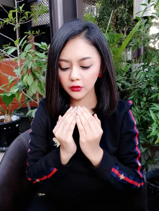 Belum lama ini penyanyi dangdut Jenita Jannet terjatuh di atas panggung saat mengisi salah satu acara televisi swasta. Ia merasa seperti ada yang mendorong hingga membuatnya jatuh. (instagram/jenitajanet)