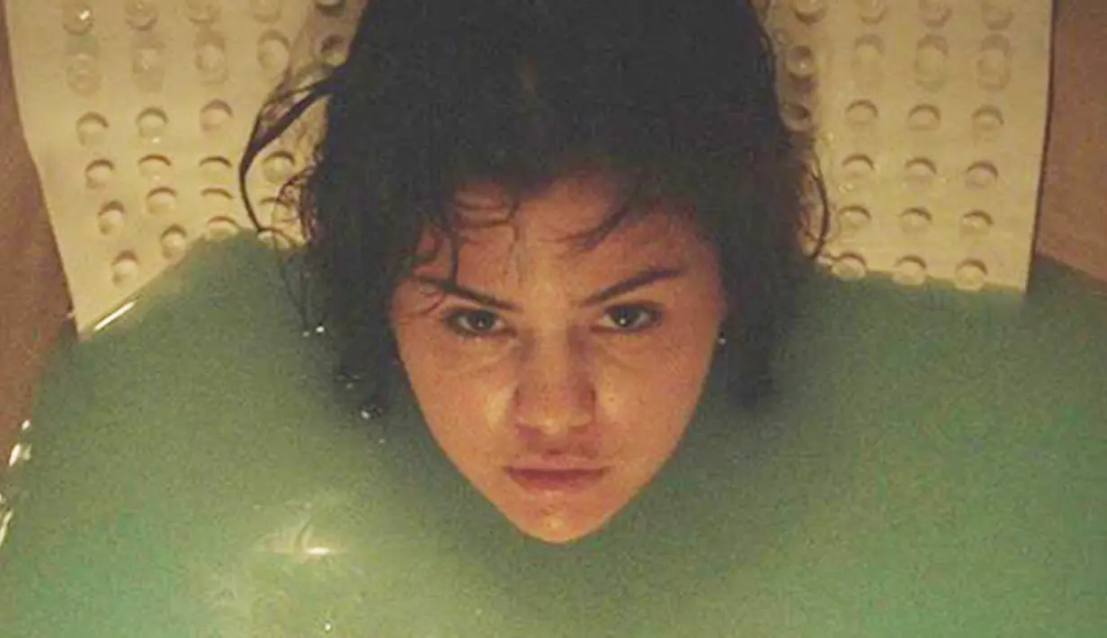 Dalam video itu terlihat Selena Gomez tanpa busana saat mandi dengan cara yang sangat aneh dan juga menyeramkan. (instagram/petacollins)