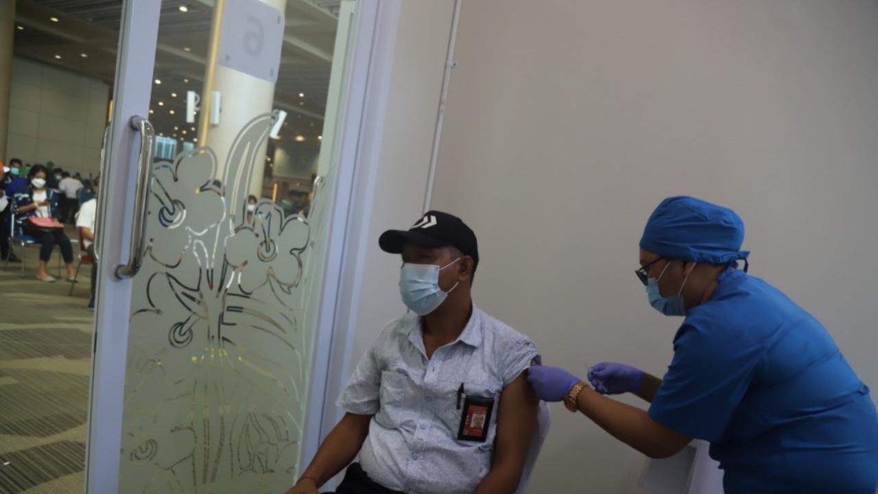 Vaksinasi petugas bandara yang dikelola PT Angkasa Pura I (Persero)