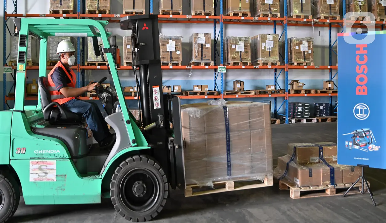 Teknisi membawa perkakas pertukangan berdaya listrik (power tools) yang akan didistribusikan ke Pulau Sulawesi, di sela-sela peresmian gudang baru Bosch, Maksasar (1/04/2022). Bosch perluas gudang 200 meter persegi yang mampu menampung hingga 5.000 unit tools.(Liputan6.com/HO/Bosch)