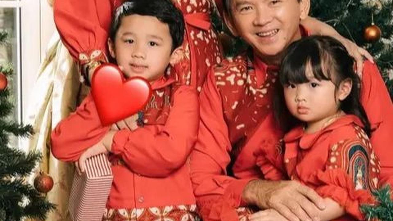 Pilihan ini tak hanya sebagai bentuk keterkaitan dengan budaya Indonesia melalui batik, namun juga menonjolkan nuansa khas Natal yang ceria.