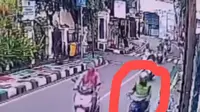Detik-Detik Pria Berjaket Ojol Gondol Motor Penjaga Toko di Jagakarsa