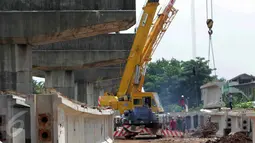 Pekerja mengoperasikan alat berat untuk menyelesaikan proyek jalan tol Bekasi-Cawang-Kampung Melayu (Becakayu) di Kalimalang, Jakarta, Sabtu (27/6). Pengerjaan proyek itu dikebut untuk mengantisipasi kemacetan ketika musim mudik (Liputan6.com/Johan Tallo)