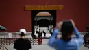 Orang-orang mengunjungi Kota Terlarang di Beijing sebelum kunjungan mereka setelah pemerintah melonggarkan beberapa pembatasan Covid-19, Selasa (7/6/2022). Pengunjung mulai kembali ke restoran di sebagian besar wilayah Beijing untuk pertama kalinya dalam lebih dari sebulan pada Senin, 6 Juni 2022. (WANG Zhao / AFP)