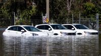Tiga mobil terjebak dalam banjir di Shepparton, Australia, Senin, 17 Oktober 2022. Sekitar 34.000 rumah dapat terendam atau terisolasi di negara bagian Victoria saat keadaan darurat banjir berlanjut di bagian tenggara Australia. (Diego Fedele/AAP via AP)
