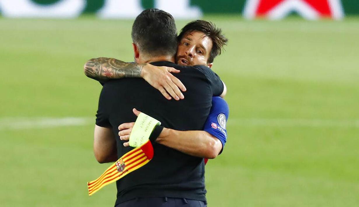 Striker Barcelona, Lionel Messi, memeluk pelatih Napoli, Gennaro Gattuso, pada laga Liga Champions di Stadion Camp Nou, Sabtu (8/8/2020). Barcelona menang 3-1 atas Napoli. (AP/Joan Monfort)