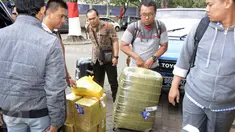 KPK menyita sejumlah dokumen usai menggeledah kediaman Gubernur Sumut, Gatot Pujo Nugroho di Jakarta, Jumat (14/8/2015). Penggeledahan dilakukan terkait penyidikan kasus dugaan suap kepada hakim dan panitera PTUN di Medan. (Liputan6.com/Helmi Afandi)