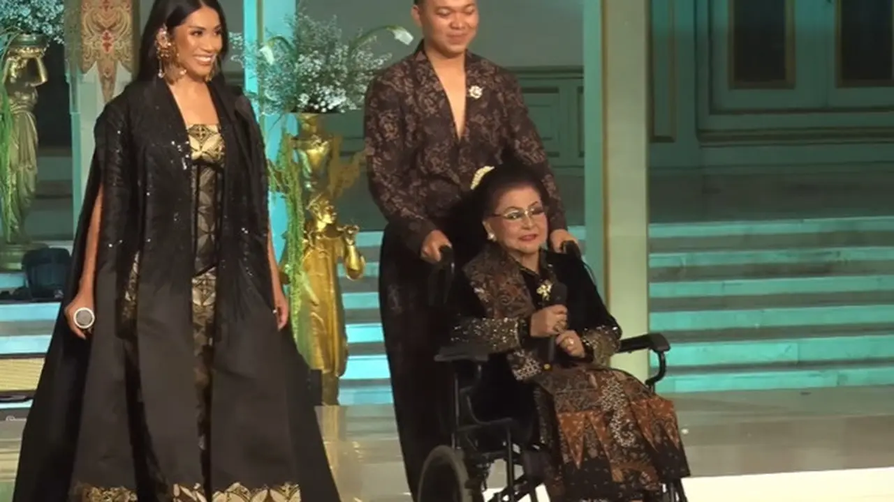 Pesona Eksotis Anggun C. Sasmi di Solo yang Membius Mengenakan Dress Batik Kawung