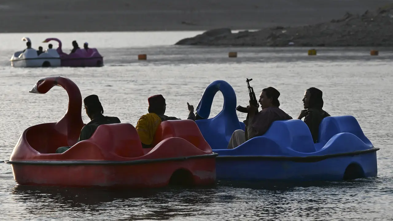 Bawa Senjata, Pasukan Taliban Main Perahu Bebek di Danau Qargha