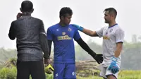 Pelatih kiper Arema, Felipe Americo memberikan instruksi ketika skuadnya berlatih. (Bola.com/Iwan Setiawan)