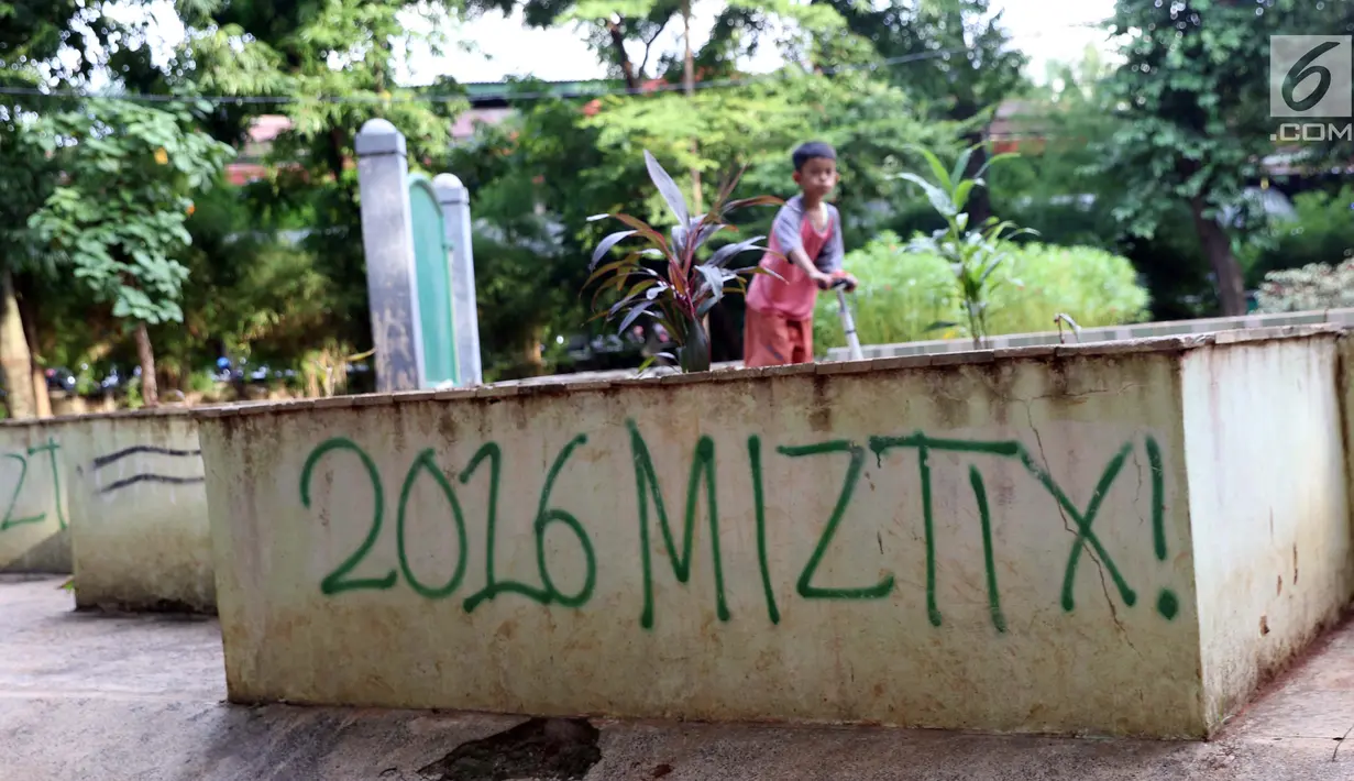 Seorang anak bermain sepeda di area Taman Puring , Jakarta, Jumat (11/1). Pemprov DKI Jakarta berencana merevitalisasi lima taman, diantaranya Taman Tebet, Taman Puring, Taman Tugu Tani, Taman Mataram, dan Taman Langsat. (Liputan6.com/Helmi Fithriansyah)