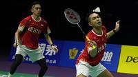 Anthony Ginting menang 21-18 dan 21-19 atas Chou Tien Chen pada pertandingan pertama. Fajar/Rian menggandakan keunggulan Indonesia berkat kemenangan 16-21, 21-19, dan 21-18 atas pasangan Lee Yang/Wang Chi-Lin. (AP Photo/Ng Han Guan)