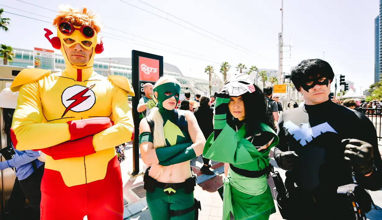 Sejumlah cosplayer berbagai karakter berpose saat menghadiri San Diego Comic-Con International 2019 di San Diego, California, Amerika Serikat, Kamis (18/7/2019). (Matt Winkelmeyer/Getty Images/AFP)