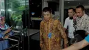 Ketua Pusat Pemeriksaan dan Analisa Transaksi Keuangan (PPATK), Muhammad Yusuf berjalan keluar kantor KPK, Jakarta, Rabu (15/4/2015). Yusuf dimintai pandangannya oleh KPK tentang cara penyitaan aset-aset koruptor. (Liputan6.com/Andrian M Tunay)