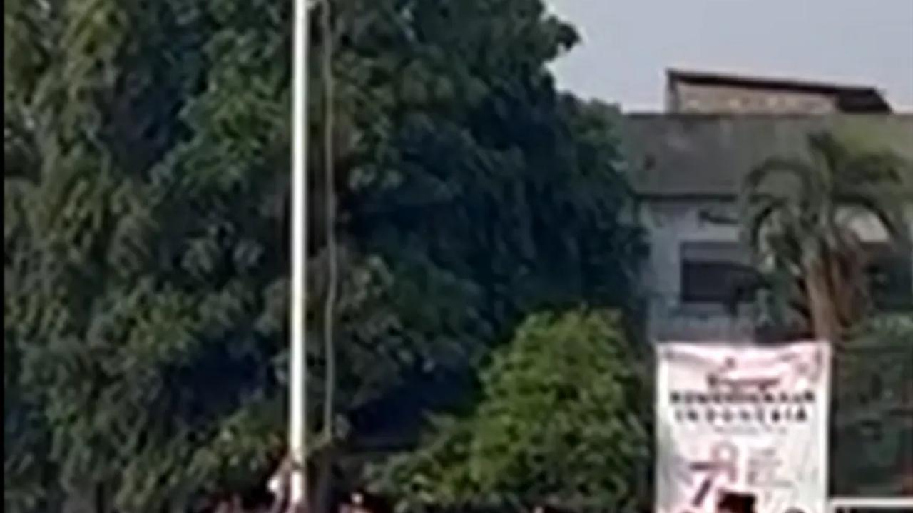 Zani mengaku berinisiatif naik setelah melihat tali bendera putus. Seketika pemuda asal Sukabumi, Jawa Barat itu refleks untuk memperbaiki.