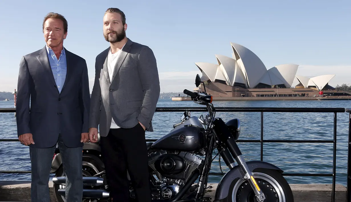 Arnold Schwarzenegger berpose dengan aktor Jai Courtney saat mempromosikan film terbarunya, `Terminator Genisys` di depan Sydney Opera House di Australia, (4/6/2015). Terminator Genisys direncanakan akan tayang pada 1 Juli 2015. (REUTERS/David Gray)