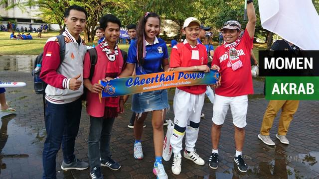 Berita video momen keakraban suporter Timnas Indonesia dan Thailand di luar Stadion Rajamangala, Bangkok, menjelang pertandingan fase grup B Piala AFF 2018, Sabtu (17/11/2018).