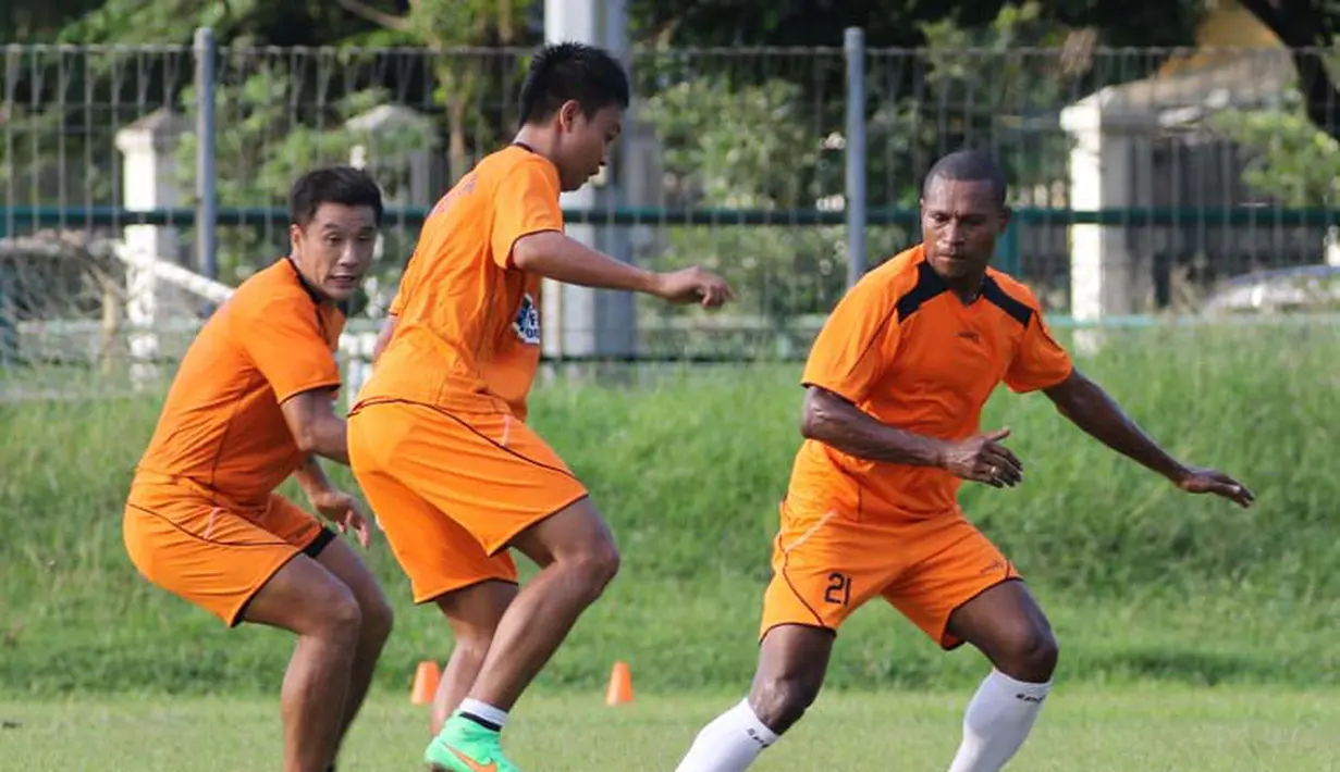 Pemain Persipura (kiri-kanan), Lim Jun Sik, M. Tahir, dan Yustinus Pae saat berlatih di Lapangan C Gelora Bung Karno, Senayan, Jakarta. Selasa (5/5). (bola.com/Arief Bagus)