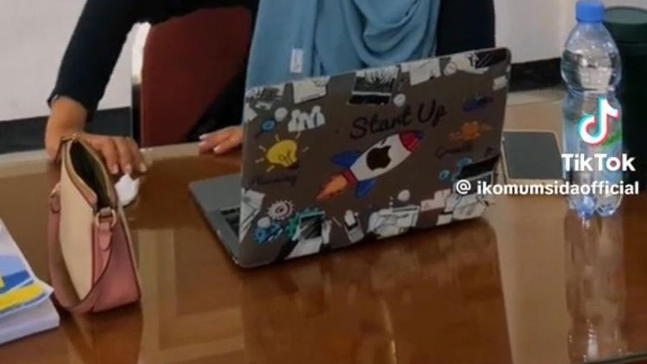 Beberapa penguji pun tampak serius menyimak penjelasan mahasiswi ini.