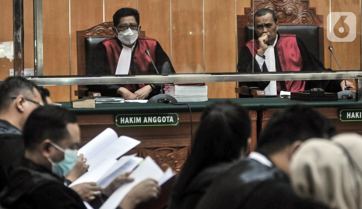 Dalam menyusun surat tuntutan, Jaksa mempertimbangkan hal-hal memberatkan antara lain terdakwa telah menawarkan untuk dijual, menerima, menjadi perantara dalam jual beli, dan menyerahkan narkotika jenis sabu. Sementara itu, hal-hal yang meringankan yaitu terdakwa mengakui dan menyesali perbuatannya. (merdeka.com/Iqbal S. Nugroho)