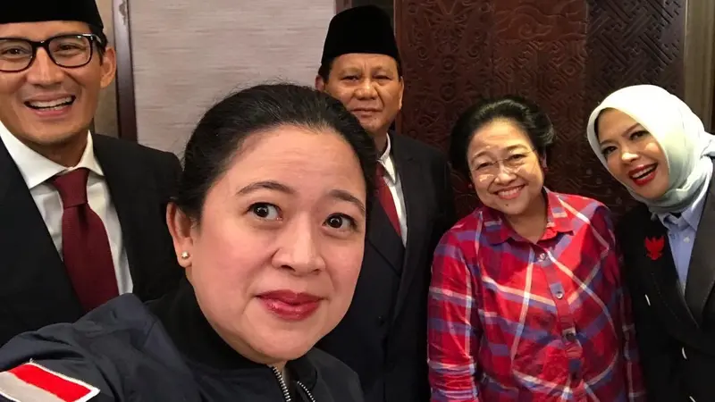 Ketua nonaktif DPP PDIP Puan Maharani mengajak Megawati dan Prabowo-Sandiaga melakukan wefie atau foto bersama.