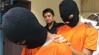 Dua pelaku pencurian brankas di Tanjungpinang ditangkap petugas Polres Bukit Bestari. (foto: adi/batamnews)