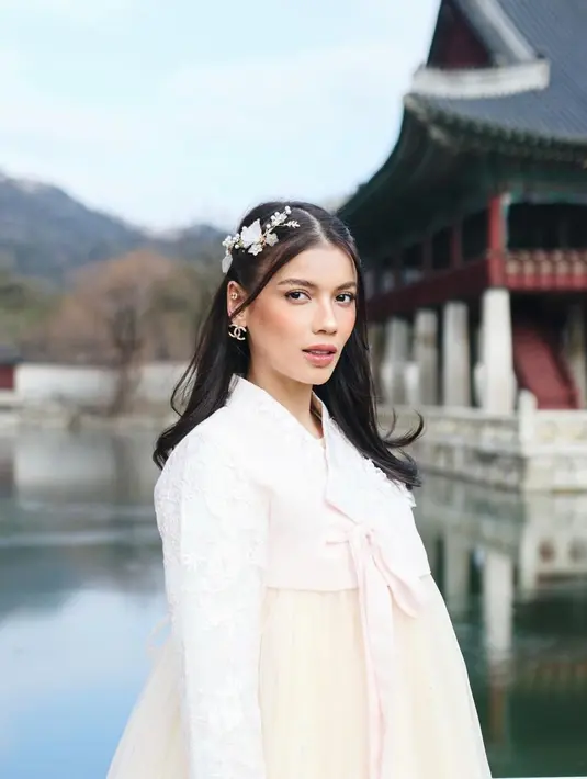 Meski begitu, dirinya pun tampak santai dan begitu menikmati momen liburan di Korea Selatan. Penampilannya yang tetap kece meski tangan kirinya di-gips pun mencuri perhatian. [@sabrinachairunnisa_]