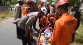 Tim SAR Gabungan mengevakuasi warga rentan pascagempa bumi di Kabupaten Manggarai Timur, Nusa Tenggara Timur, Kamis, 20 Agustus 2026. (Basarnas)