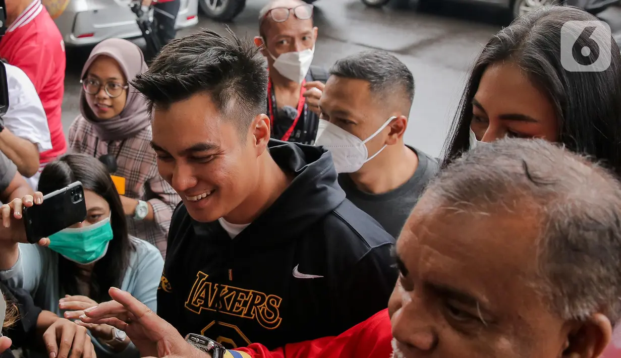 Baim Wong dan istrinya, Paula Verhoeven, berusaha masuk ke dalam Gedung Polres Metro Jakarta Selatan, untuk memenuhi panggilan pemeriksaan pada Kamis (13/10/2022). Sebagai informasi, Baim Wong dilaporkan oleh Sahabat Polisi pada Senin (3/10) buntut konten video "prank" KDRT yang dibuatnya. (Liputan6.com/Faizal Fanani)