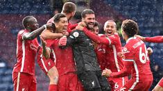 Liga Inggris telah disemarakkan dengan penampilan para kiper berkelas tiap musimnya. Termasuk 5 kiper berikut dengan catatan unik, yaitu mampu membuat assist yang berujung gol untuk timnya, bahkan ada yang mampu mencetak gol dari situasi open play. Simak uraiannya. (AFP/Pool/Laurence Griffiths)