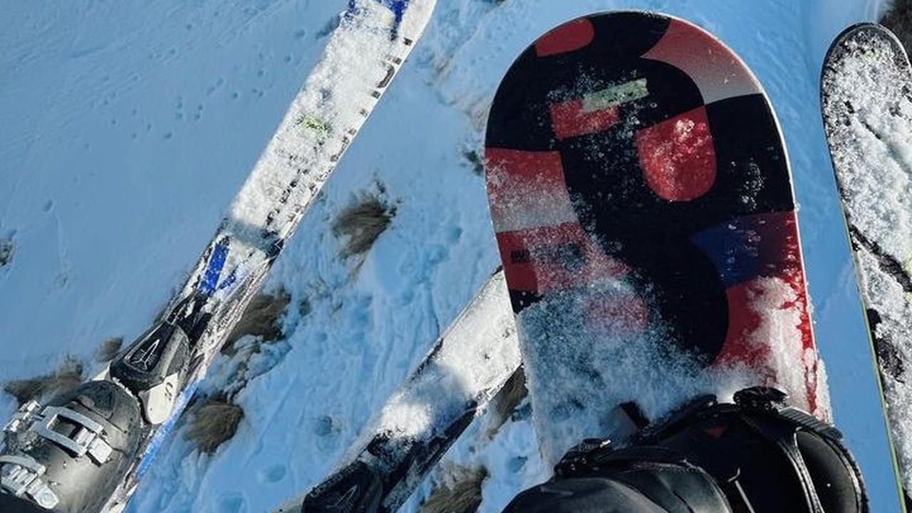 "Saljuan lagiiiii. Jujur kalo ditanya emangnya aku jago apa main ski atau snowboard ? Yaaaa.. gitu2 aja. Tapi aku sih ngga akan pernah mau nyerah. Pokonya mau ikut terus sebisanya anak2 ini aktif," tulis Nana Mirdad di Instagram.