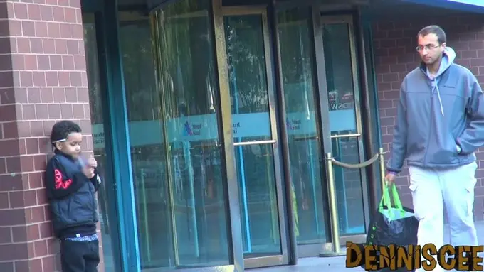 Reaksi Perokok Dewasa Saat Bocah 10 Tahun Minta Nyalakan Rokok