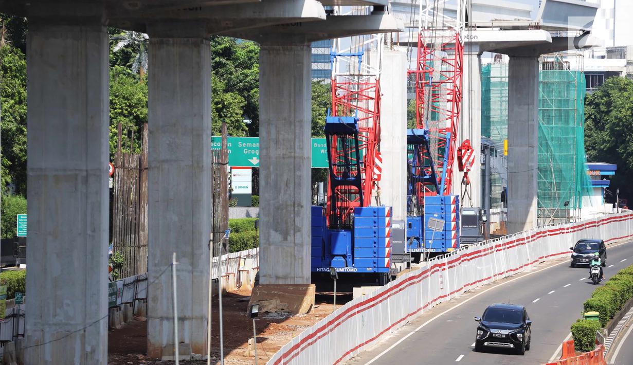 Pemandangan proyek Light Rail Transit (LRT) Jabodebek lintas pelayanan dua rute Cawang-Dukuh Atas di kawasan Kuningan, Jakarta, Senin (18/6). Diperkirakan pengerjaan proyek akan kembali dimulai usai libur cuti bersama Lebaran. (Liputan6.com/Faizal Fanani)