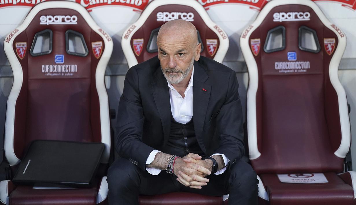Manajer tim AC Milan, Stefano Pioli duduk di bench menjelang dimulainya laga lanjutan Liga Italia 2020/2021 pekan ke-36 melawan Torino di Olympic Stadium, Turin, Rabu (12/5/2021). AC Milan menang 7-0 atas Torino. (LaPresse via AP/Spada)
